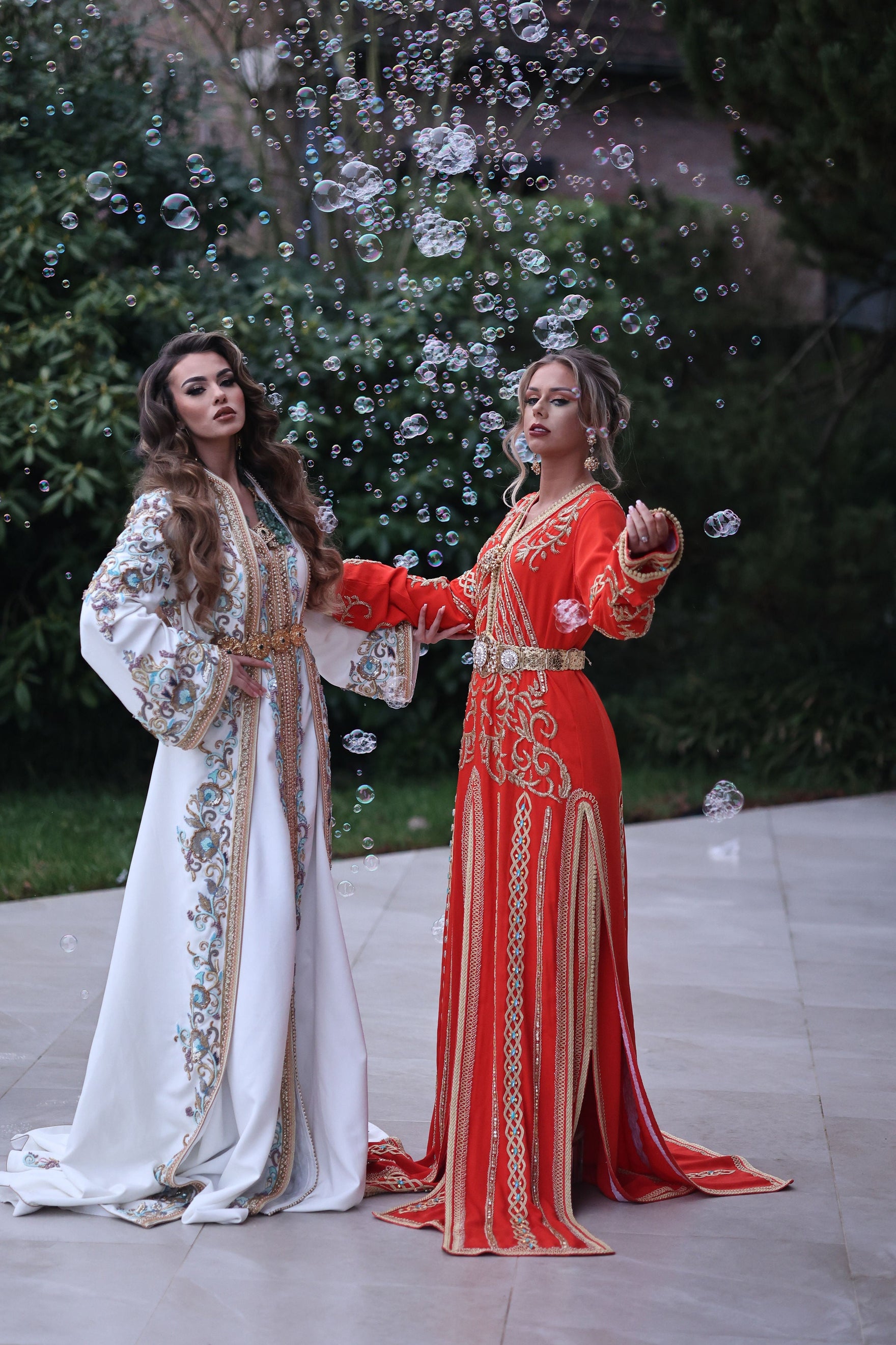 Article sur l'histoire, la signification culturelle et la mode actuelle du caftan marocain, avec des photos illustrant différents styles et designs de caftans