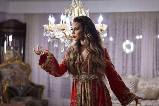 Une belle femme portant un caftan traditionnel marocain dans un décor élégant