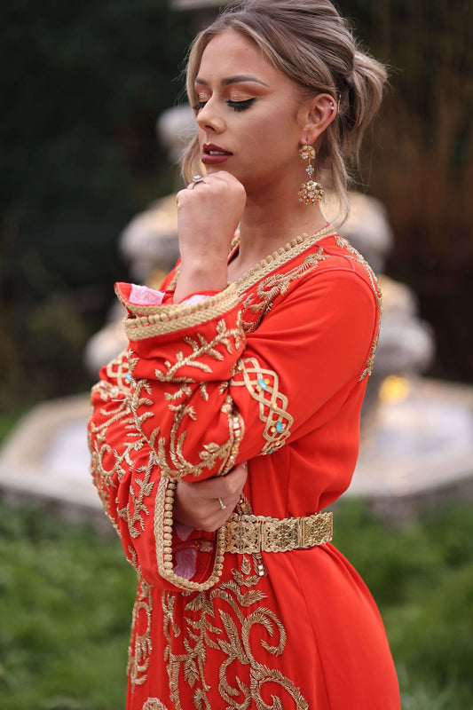 Une tenue traditionnelle marocaine inoubliable, avec un caftan magnifique porté par une femme au charme ensorcelant, dans un décor somptueux.