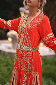 Un caftan marocain de qualité supérieure, porté avec grâce par une femme raffinée, orné de broderies délicates et de perles scintillantes.