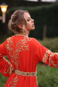 Un caftan marocain de qualité supérieure, porté avec grâce par une femme raffinée, orné de broderies délicates et de perles scintillantes.
